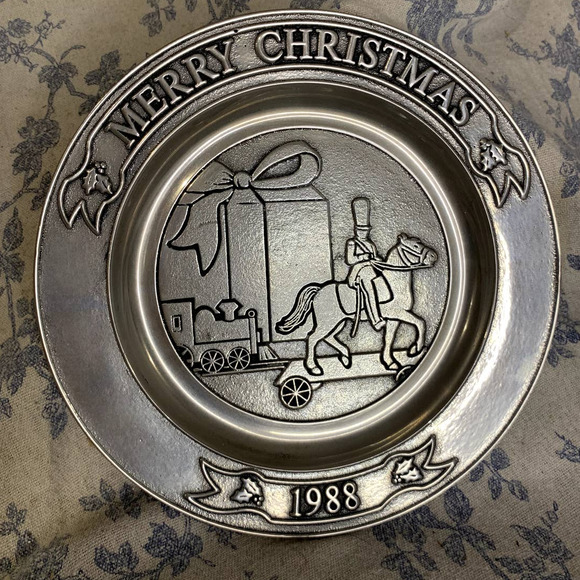 Vintage 1988 Wilton Armetale Annual Pewter Christmas Plate - Picture 1 of 4